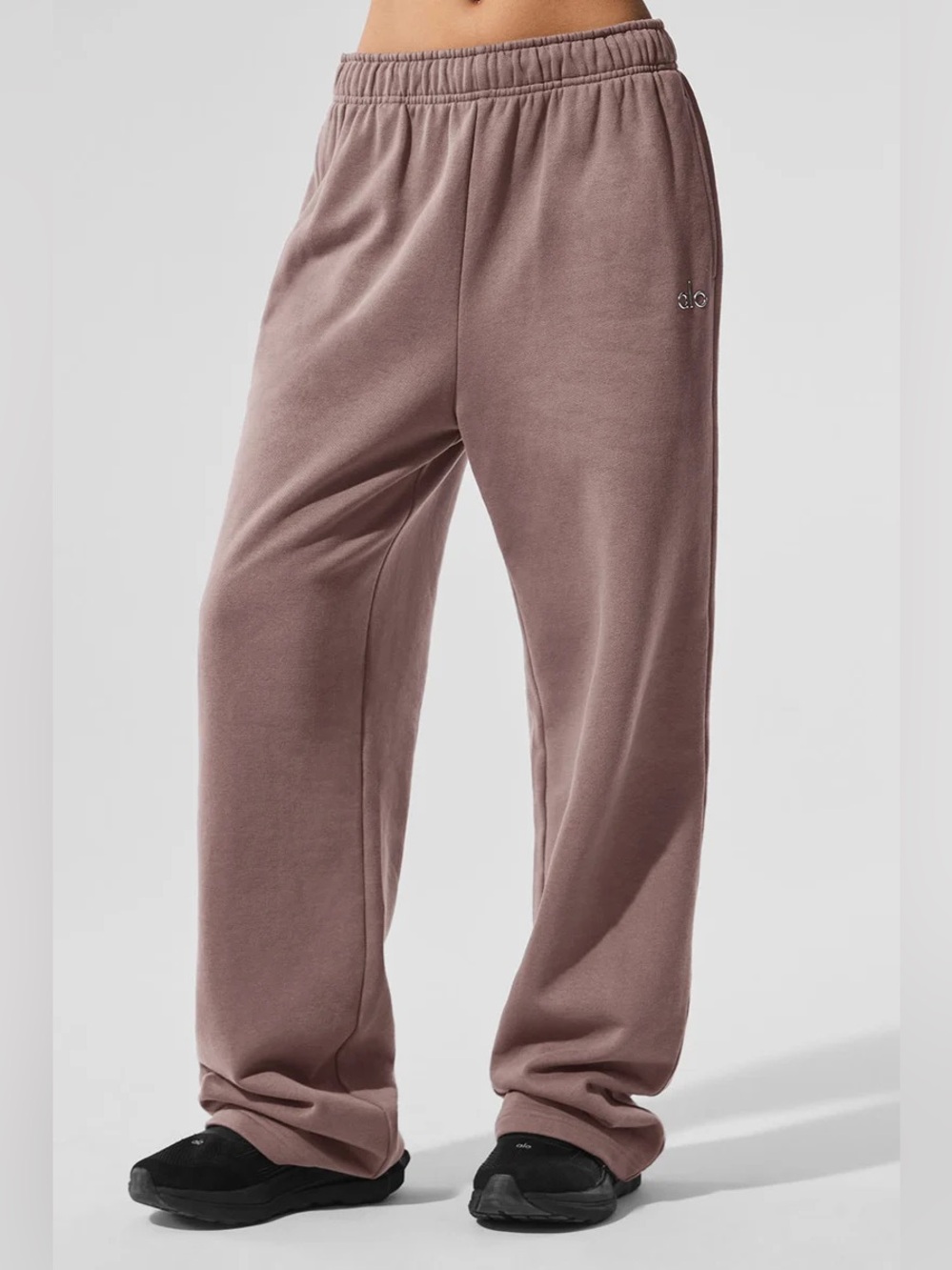 ALO | Accolade Straight Leg Sweatpant in mushroom